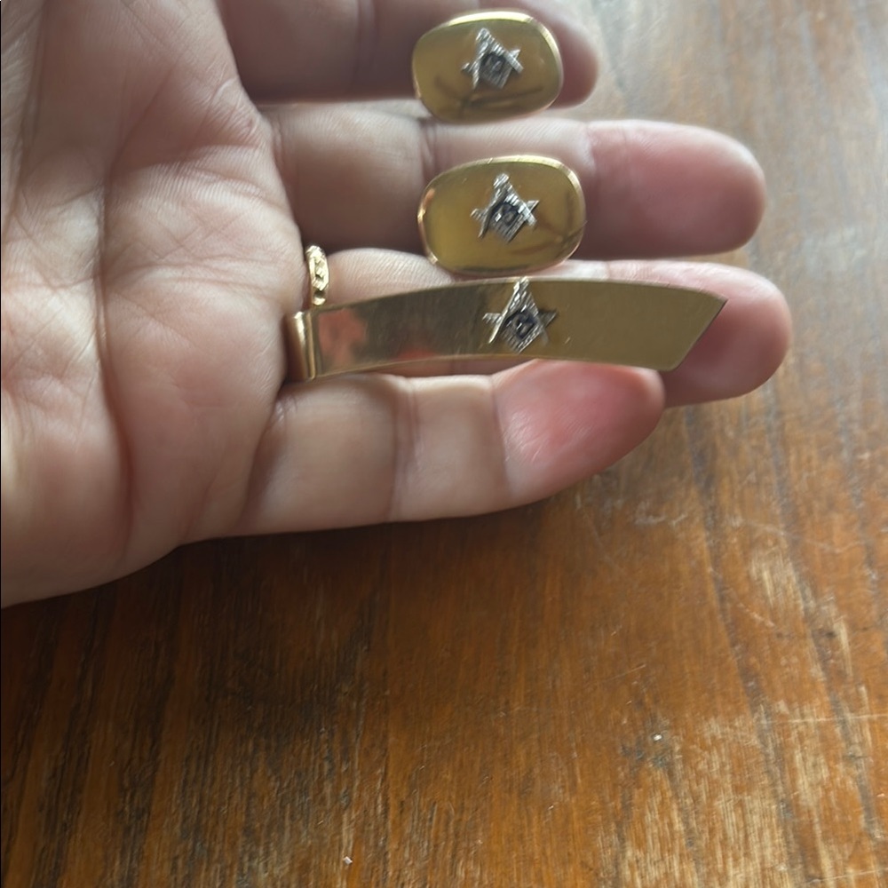 Vintage Simmons mirror finish gold tone Masonic logo cuff links and tie bar set